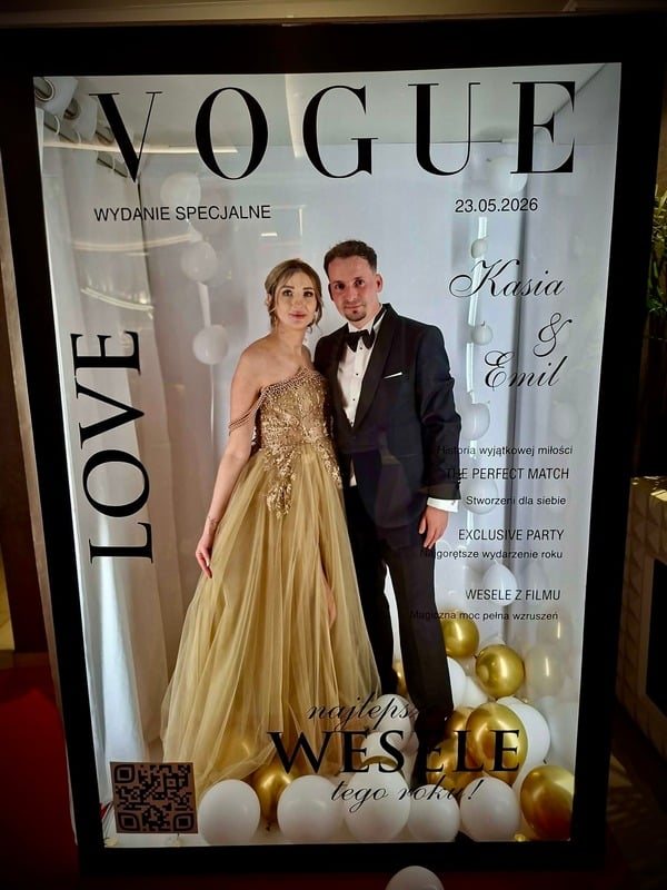 Para młoda na okładce magazynu w fotoboxie Vogue